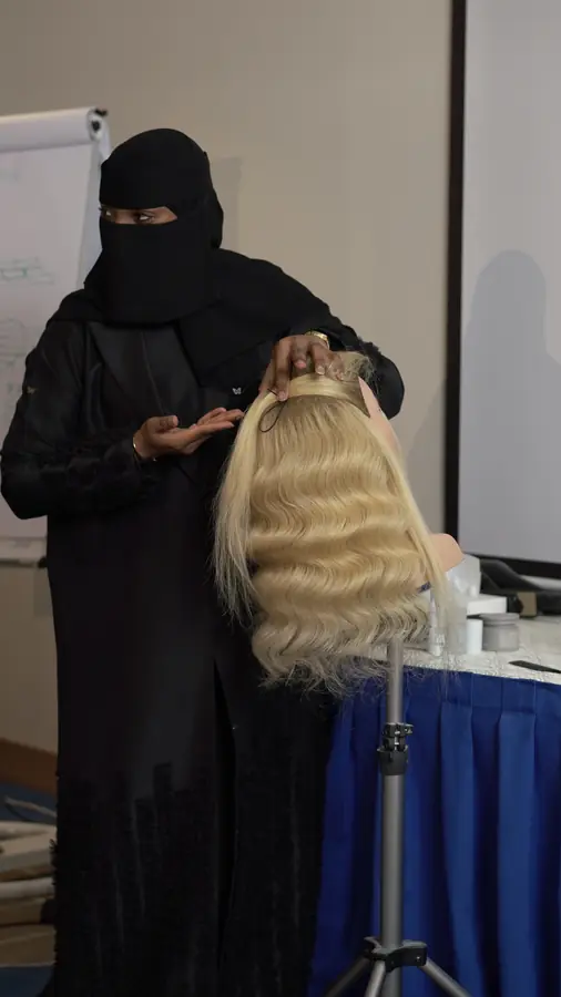 من التأسيس إلى التثبيت: خطوة بخطوة لإتقان طريقة وضع المكياج الاحترافي في الصالون
